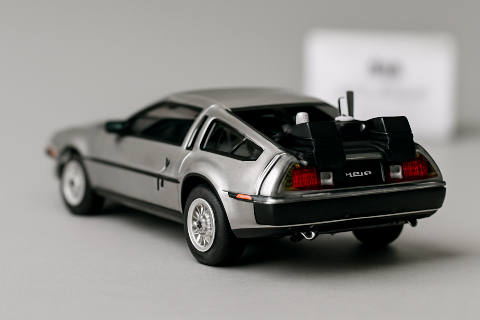 Miniature DeLorean 1/43 vue de l’arrière et intérieur, pour vérifier la finition