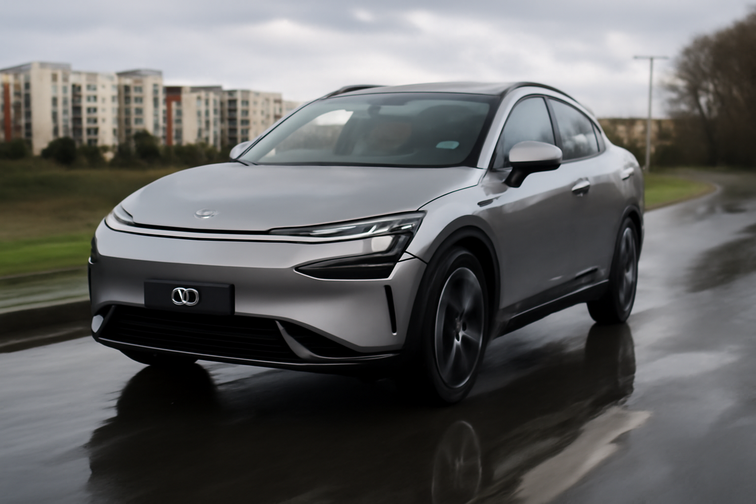 XPENG G6 roulant sur route humide avec traction stable, vue dynamique